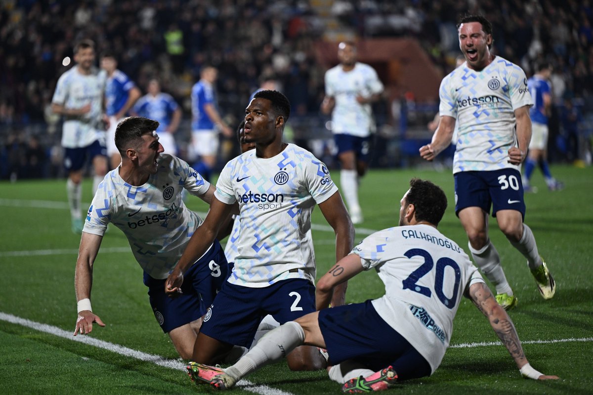 Denzel Dumfries celebrates with Inter teammates after scoring